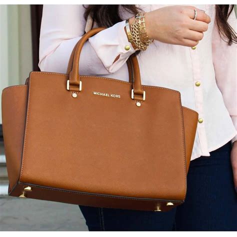 Túi Michael Kors – 4 bước làm sạch đơn giản tại nhà